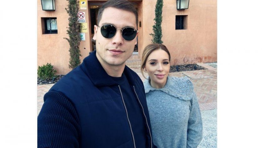 Мика Стоичкова упорито продължава да крие бременното си коремче. Както