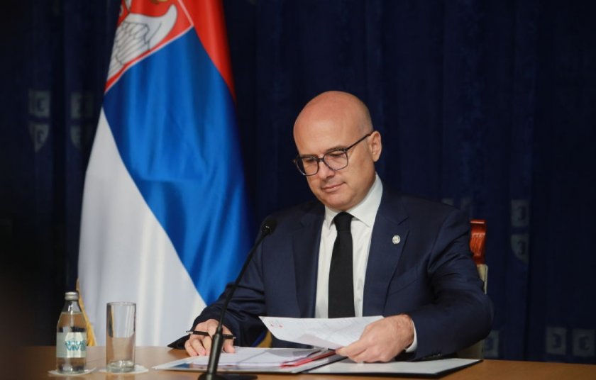 Премиерът на Сърбия Милош Вучевич бе притиснат и не издържа