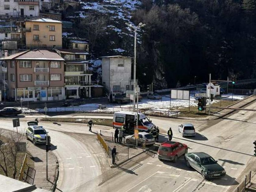 Дядо и внучка пострадаха при катастрофа в Смолян (СНИМКА)