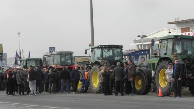 Гръцките фермери спряха за кратко движението край град Лариса