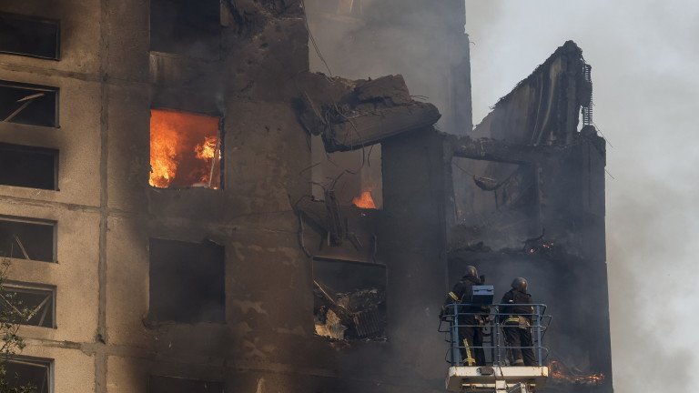 Газопровод гори в Харков, удар от дрон причини пожар в предприятие