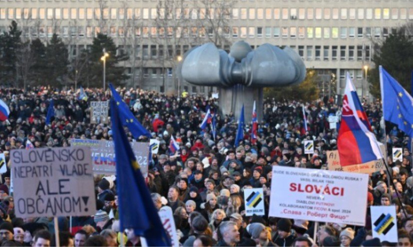 Фицо няма намерение да подава оставка въпреки протестите в Словакия