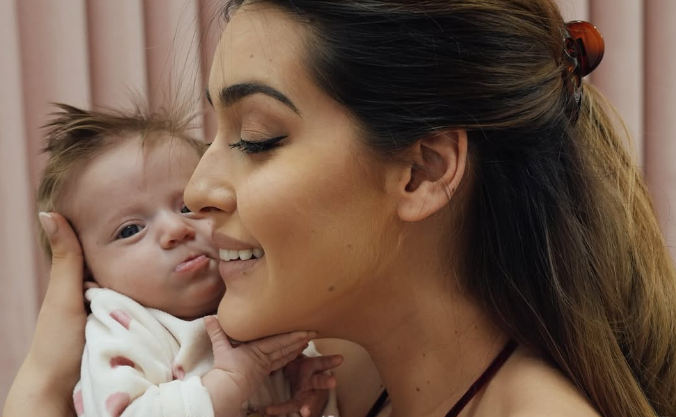 Внучката на Гала – малката Лора, обира комплиментите в социалните