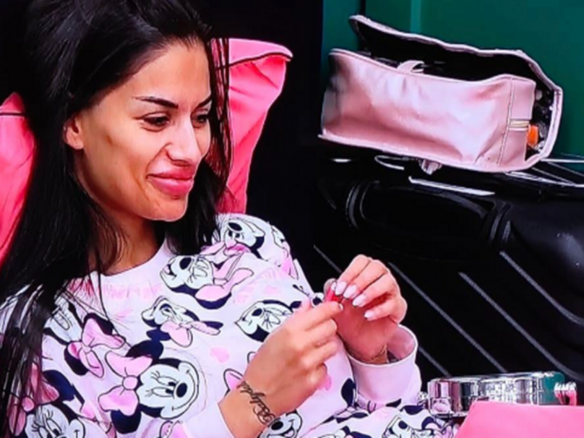 Беба от Биг Брадър е много ексцентрична дама. Тя е