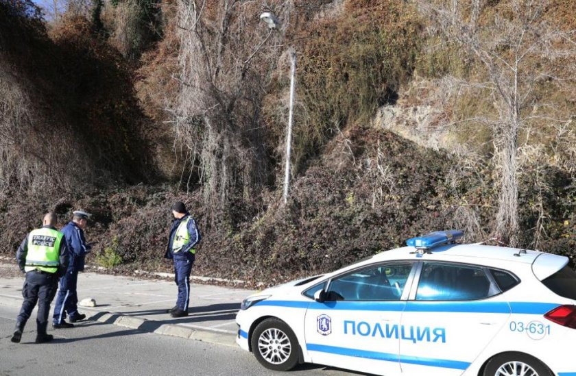 Свлачище блокира движението в Кресненското дефиле