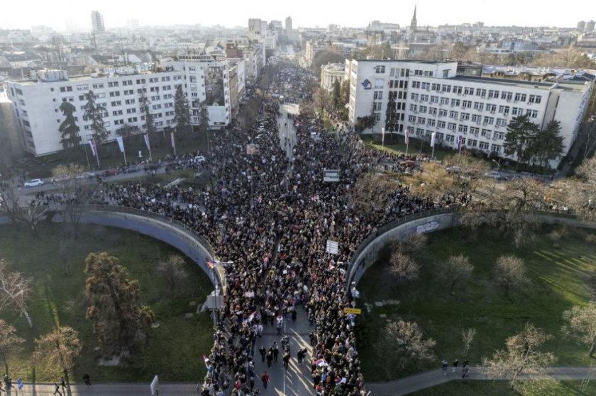 Протестите в Сърбия: Хиляди блокираха трите моста в Нови Сад