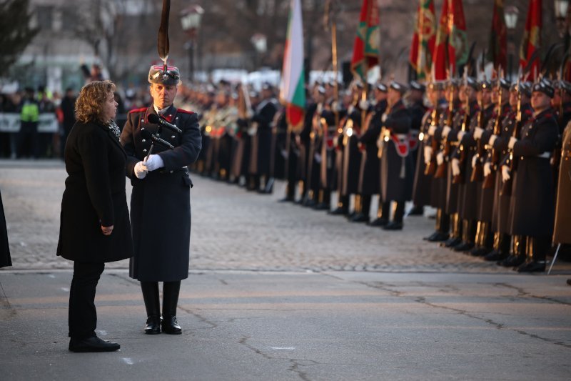 Киселова коленичи пред героите от Булаир