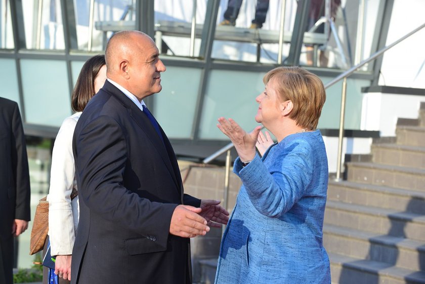 Ангела Меркел подари копие от книгата си на Бойко Борисов.