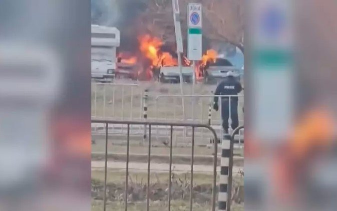 Четири автомобила горят в района на Централна гара в София,
