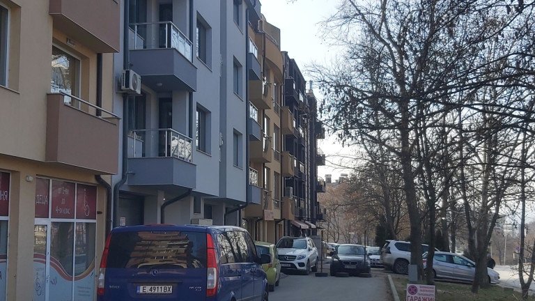 Първо в Lupa.bg: Въоръженият сараф излезе от дома си след 9 часа преговори с полицията