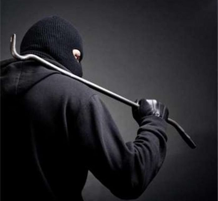 Докато бяга от полицията в Сливен: Крадец си счупи крака
