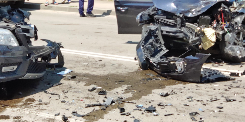 Трима души са пострадали при челен сблъсък между два автомобила