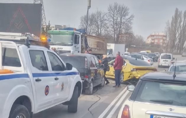 Такси и камион се помляха на разклона за Горна баня, движението е затруднено