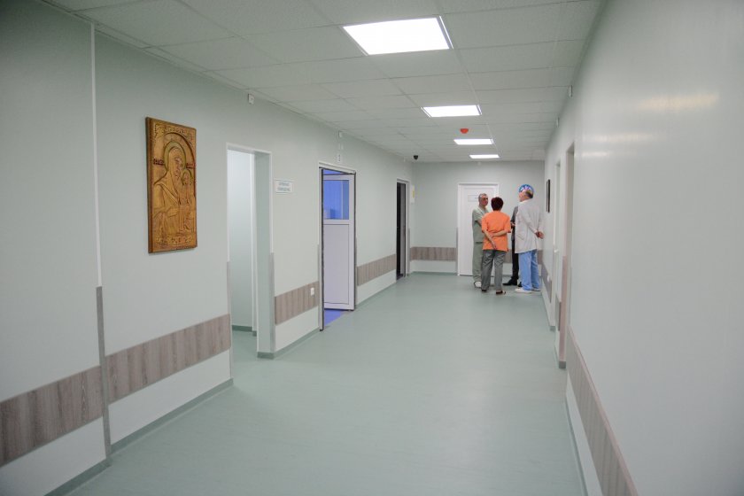 Осмокласничка е в болница със счупен нос след удар с