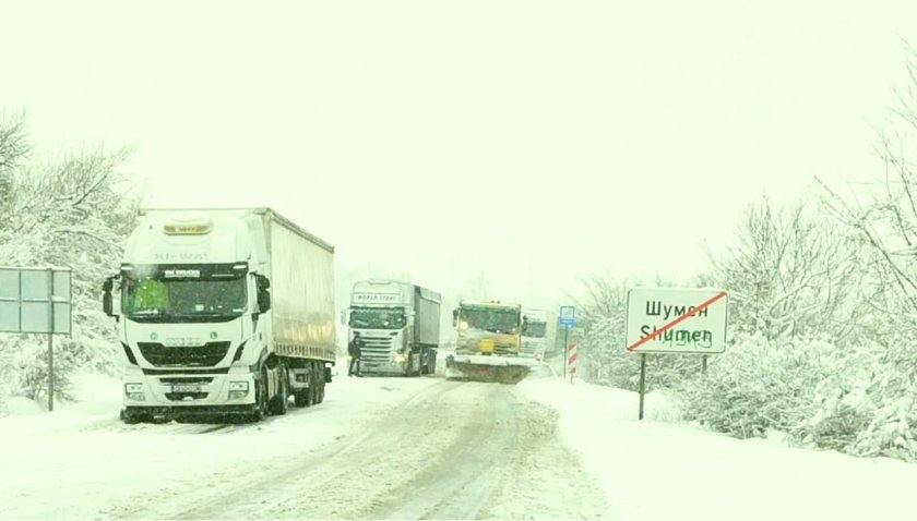 Блокирано е движението по път I-7 на входа на Шумен