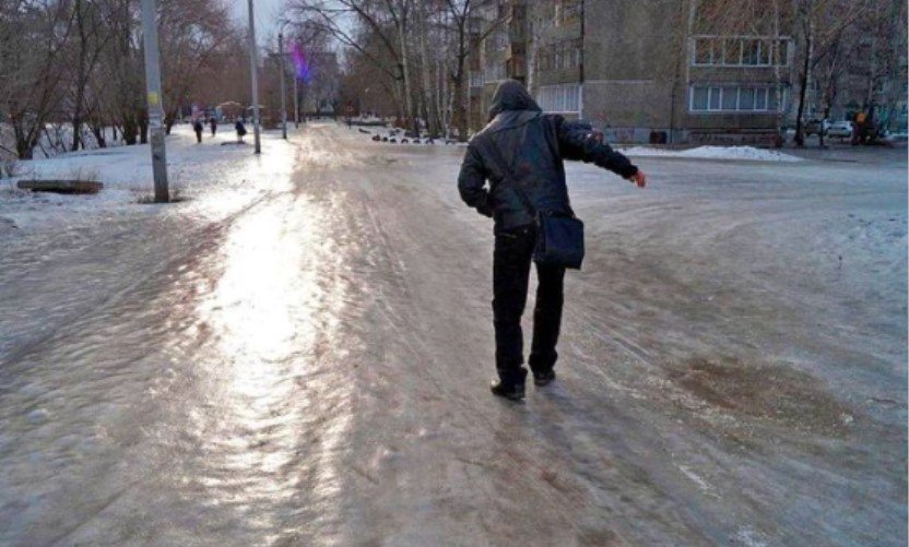 Мъж си счупи крака на заледен тротоар в София (СНИМКА)