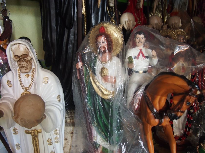 Изобретателни наркотрафиканти маскираха дрога под формата на религиозни статуи