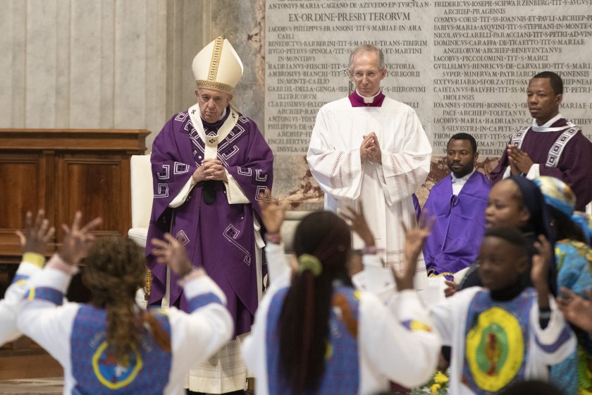 Папата призова за мир в Ирак (СНИМКИ)