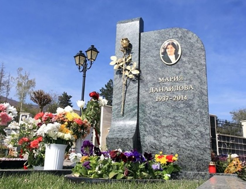 Погребват Стефан Данаилов до съпругата му Мария