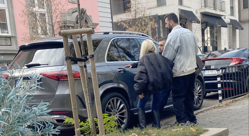  Старост-нерадост: 90-годишната Лили към този момент не може да върви сама (шокиращи папарашки снимки) - Lupa BG 