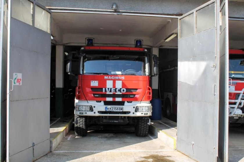 Пожар в склад за гуми обгази два квартала в Бургас
