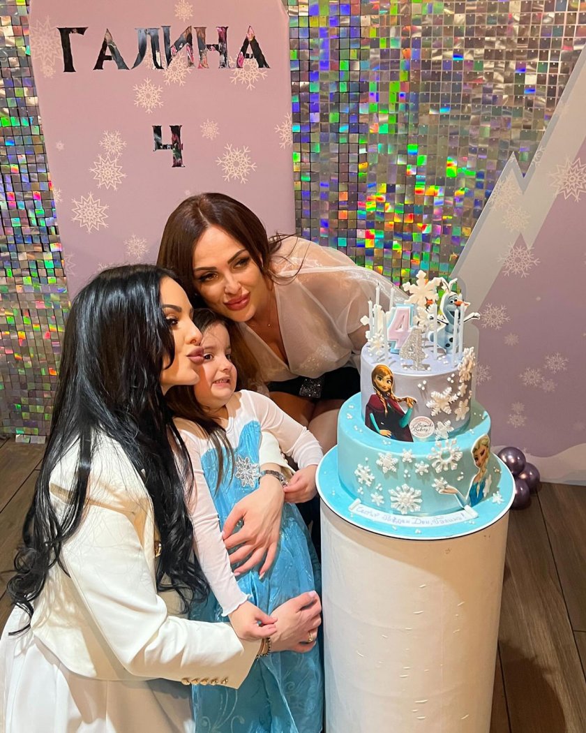 Малката Галина – внучката на Глория и дъщеря на Симона