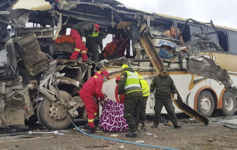 37 загинали след сблъсък на два автобуса в Боливия