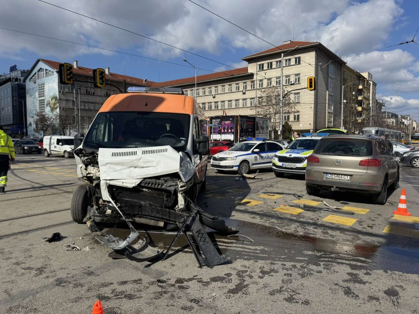 Линейка и кола се удариха в София. Инцидентът е станал