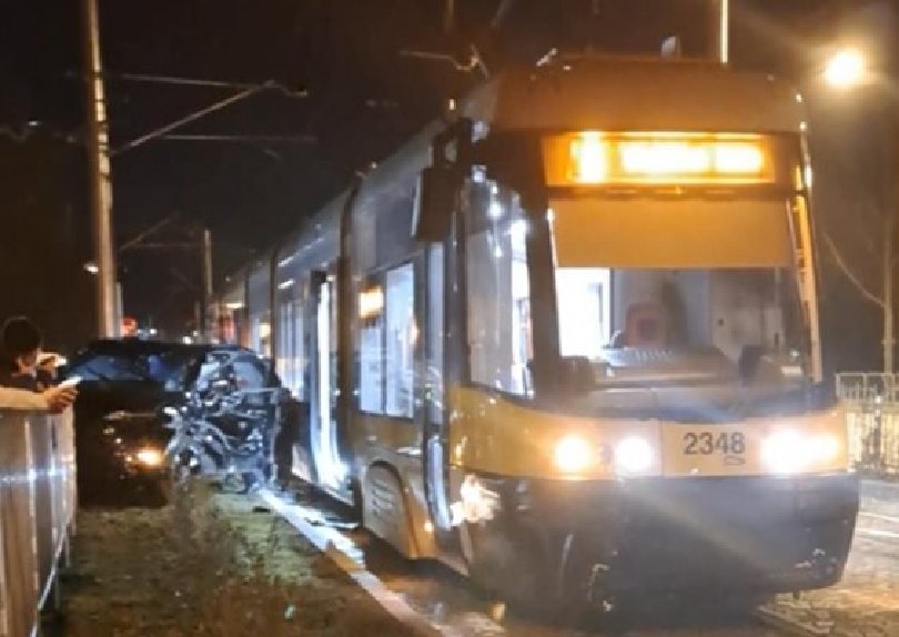 Трамвай блъсна кола в София. За инцидента съобщават потребители на