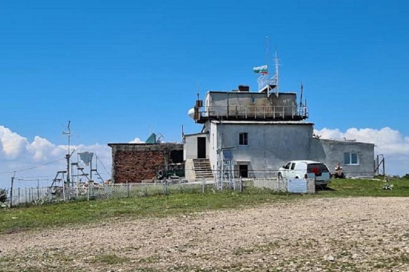 Дежурните метеоролози в синоптичната станция на връх Мургаш в Стара