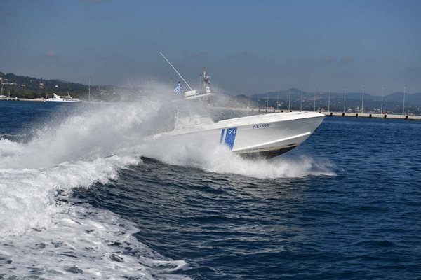 Трима българи са били спасени на повредена лодка в морето,