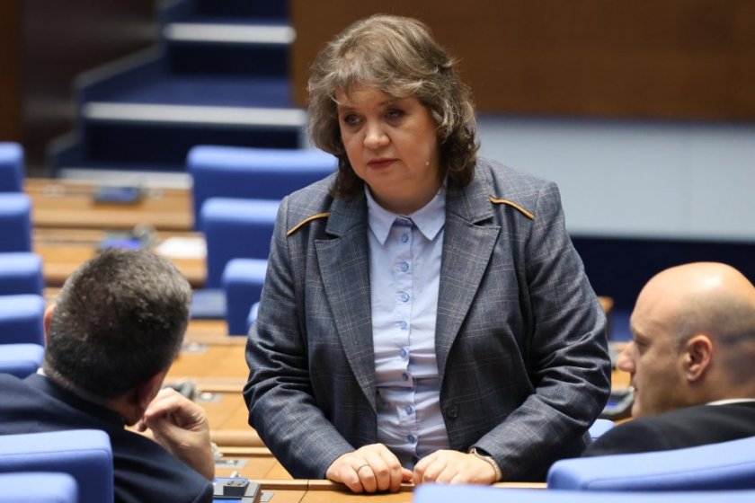 От няколко дни десетки народни представители стоят на тръни и