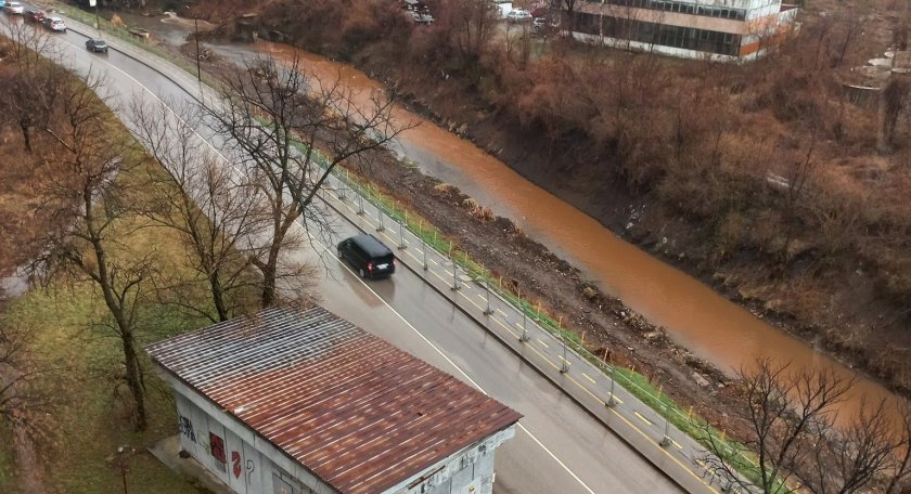 Струма пак потече ръждива в Перник