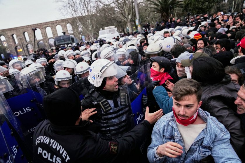 Демонстранти в Истанбул, протестиращи срещу ареста на кмета на града