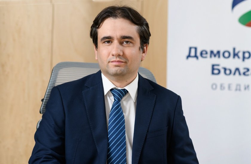 Връчиха обвинителния акт на  Божидар Божанов от ПП-ДБ. Той сам