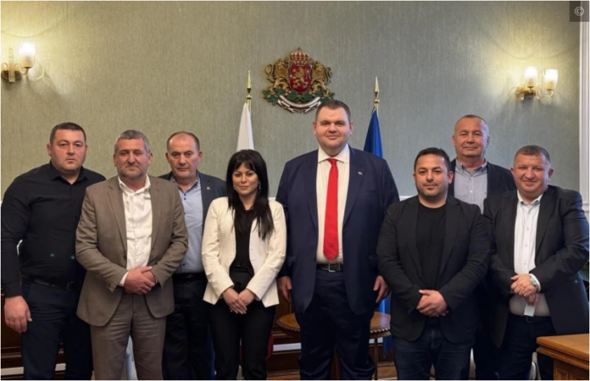 Нова порция от кадрите на Доган се прехвърли при Пеевски.