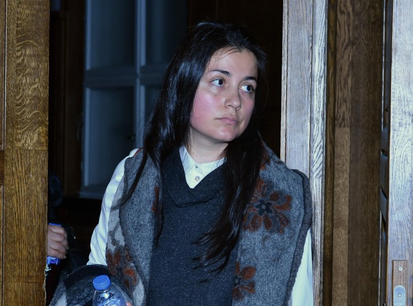 На 1 април двете деца на Габриела застават срещу нея