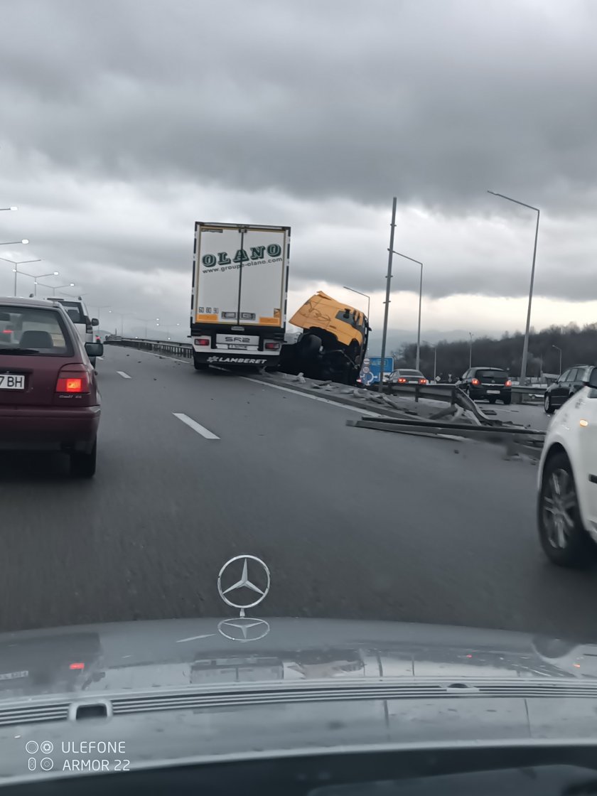 Дъждовното време и хлъзгавата настилка изиграха лоша първоаприлска шега на
