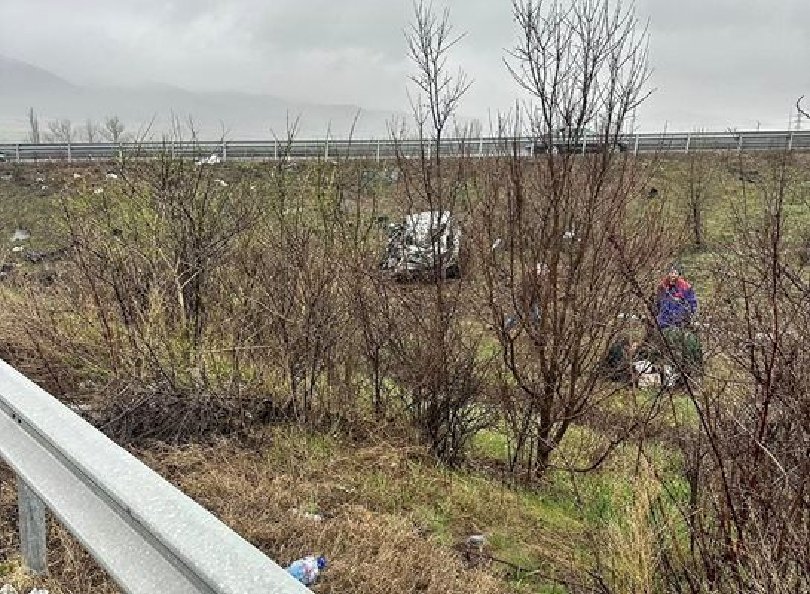 Кола е изхвърчала от аутобана Тракия и се е обърнала