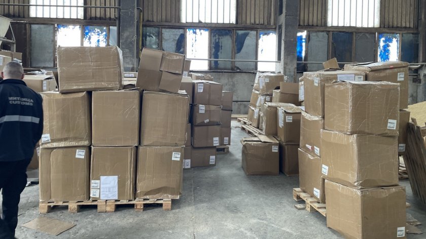 Огромна пратка мъжки секс играчки са спипали митничарите на Капитан