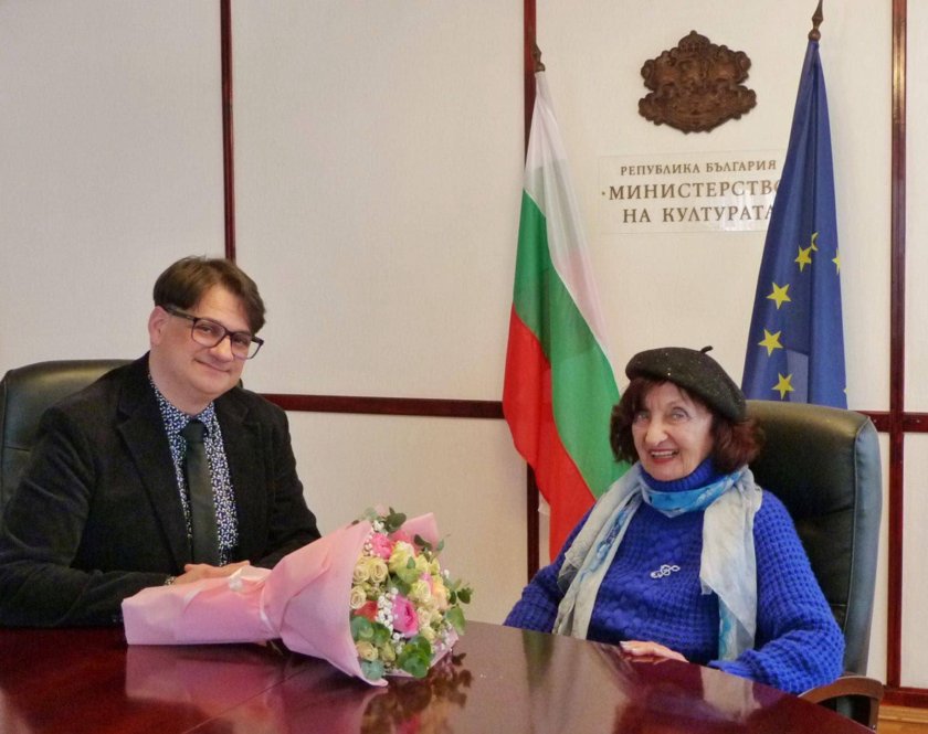 Министърът на културата Мариан Бачев разговаря в кабинета си с