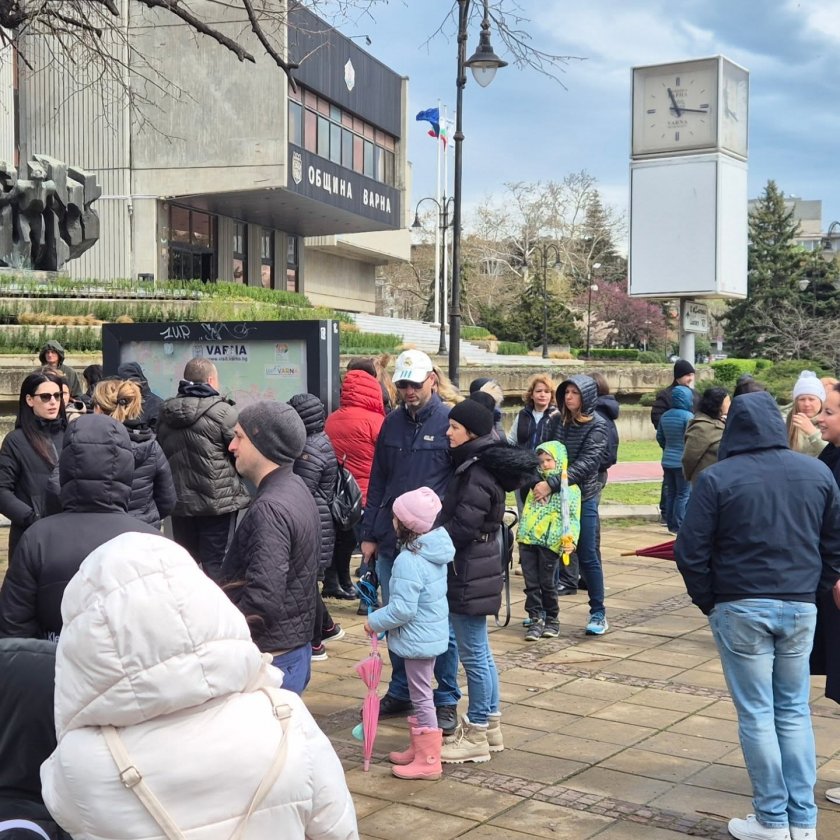 Десетки граждани се събраха в центъра на Варна на протест