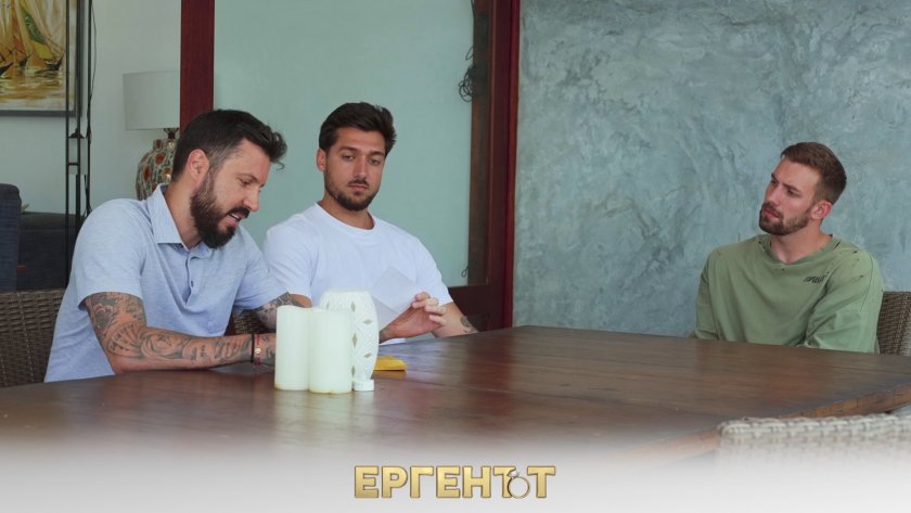 В сериозен разговор край басейна тримата ергени – Мартин, Виктор и