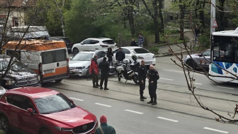 Моторизиран полицай е бил блъснат на бул. Шипченски проход в