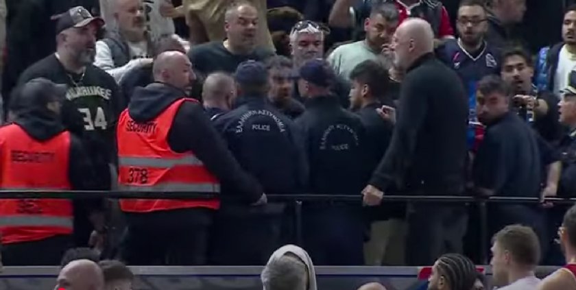 Александър Везенков и Олимпиакос са на полуфинал в плейофите от