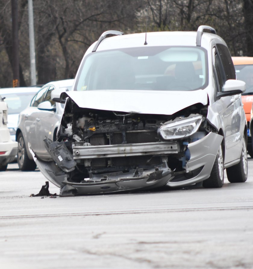 Тежка верижна катастрофа затапи пътя за прохода Петрохан“. При инцидента има