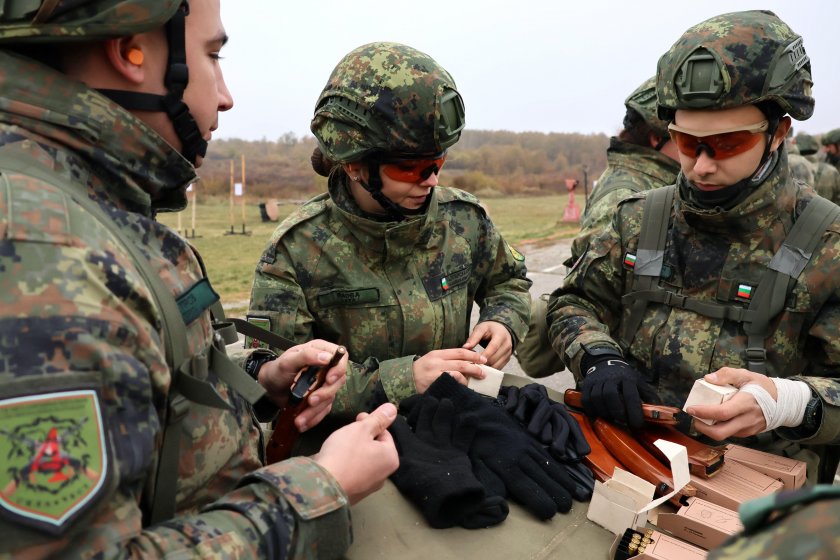 Армията ни остана и без командири