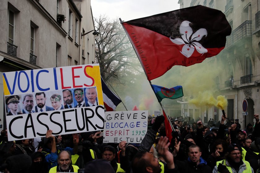 Полицията пусна сълзотворен газ срещу "жълтите жилетки" във Франция (СНИМКИ)