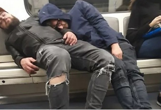 УНИКАЛНИ СЕЛЯНДУРИ! Младежи се събуха и подремнаха в метрото