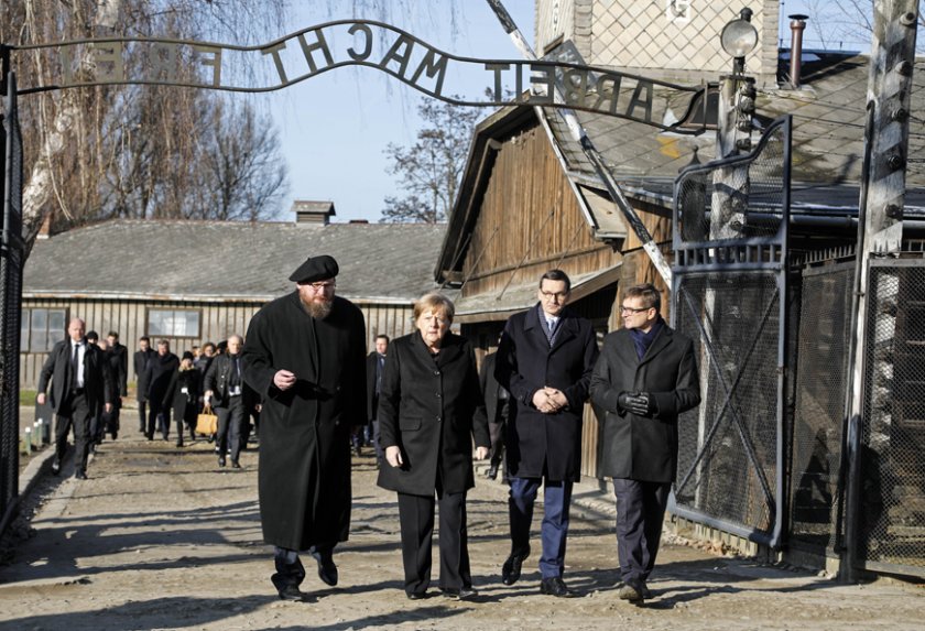Ангела Меркел е на първо по рода си посещение в Аушвиц